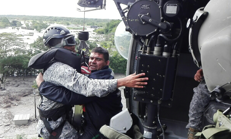 Fuerza Aérea Colombiana rescata hombre herido en inundación en Acacías, en el departamento del Meta.