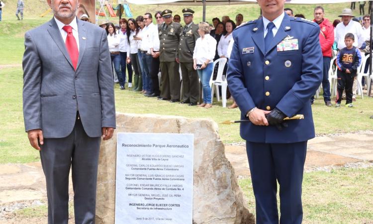 Comandante de la Fuerza Aérea es condecorado por la alcaldía municipal de Villa de Leyva