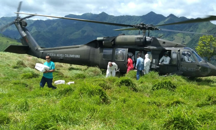 En helicópteros la Fuerza Aérea Colombiana transporta maquinaría para apoyar la erradicación de la aftosa en Yacopí, Cundinamarca