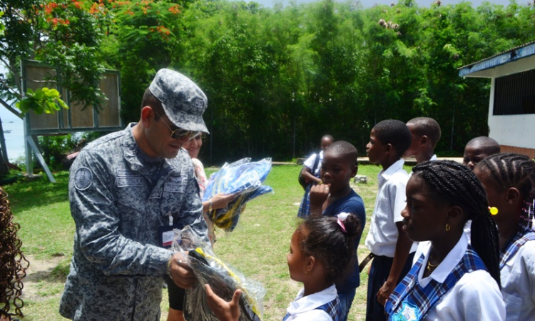 Estudiantes de la escuela Bombona de la Isla de Providencia mejorarán sus condiciones gracias a la Fuerza Aérea