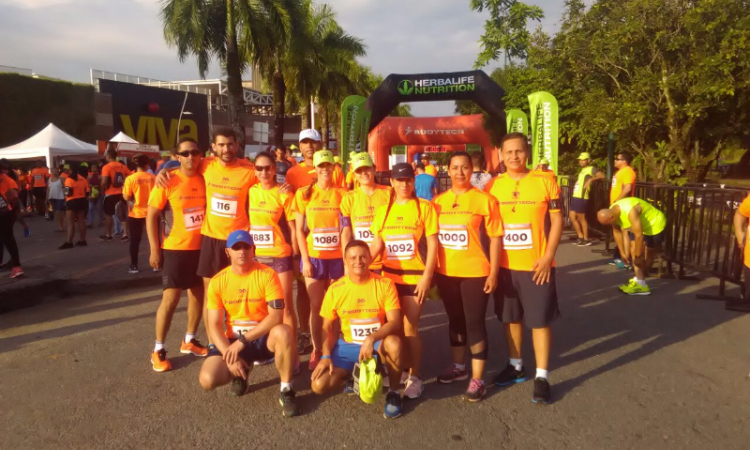 Damas y caballeros del aire corren la maratón 10K en el Meta