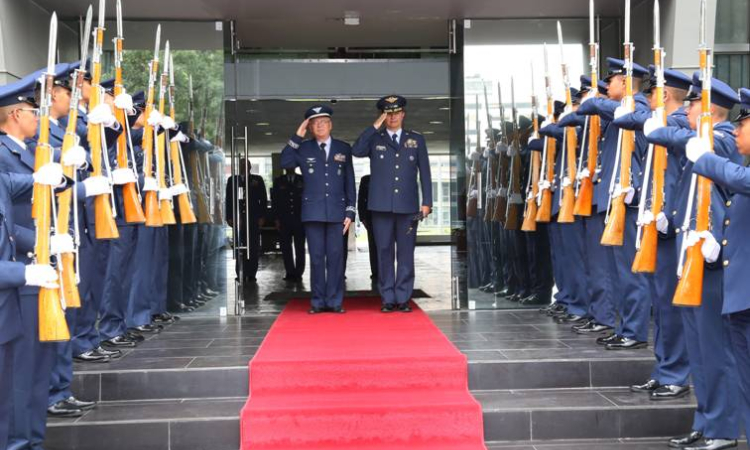 General Carlos Eduardo Bueno recibe al Comandante de la Fuerza Aérea de Brasil 