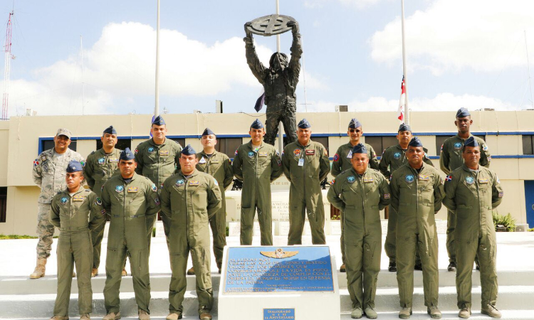 Fuerza Aérea Colombiana capacita oficiales controladores de armas de la Fuerza Aérea de República Dominicana