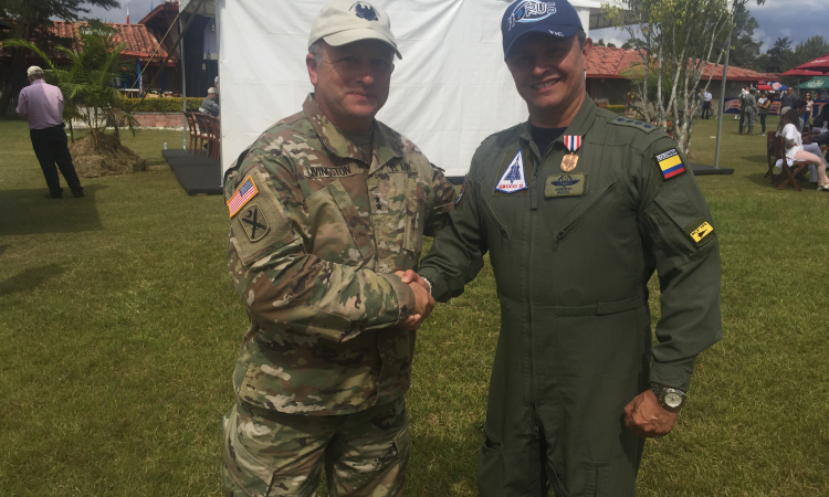 Comandante FAC recibe condecoración de la Guardia Nacional de Carolina del Sur