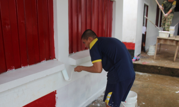 Comando Aéreo de Combate No. 4 apoya adecuación de colegio en Icononzo - Tolima