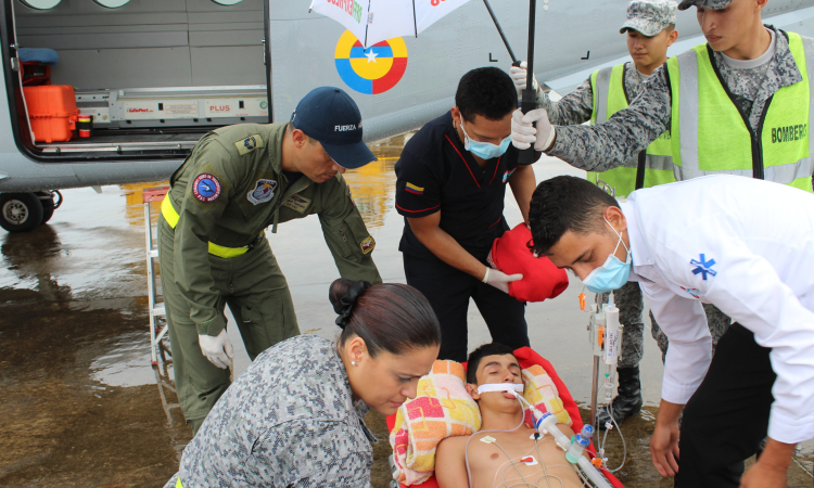 Fuerza Aérea Colombiana traslada a joven en delicado estado de salud