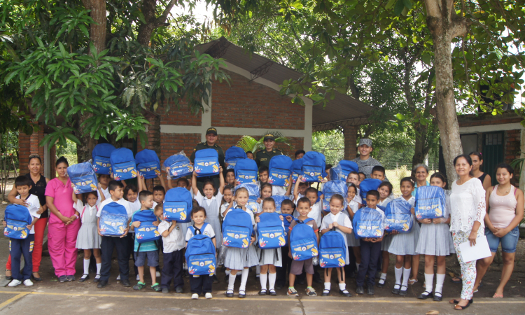 Kits escolares fueron entregados por la Fuerza Aérea Colombiana a niños de Puerto Salgar