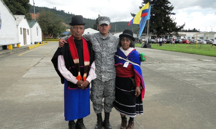 Soldado Guambiano presta su servicio militar en el CAMAN