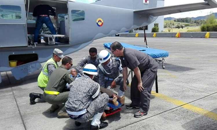 Fuerza Aérea Colombiana trasladada hombre de 76 años, mordido por serpiente