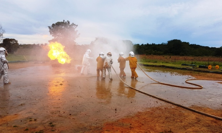 Soldados de la Fuerza Aérea se capacitan como bomberos aeronáuticos