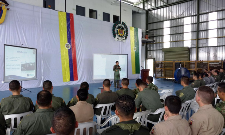 Fuerza Aérea comparte conocimientos en seguridad operacional con la Escuela de Aviación de la Policía