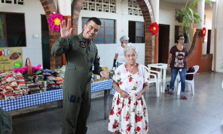 Abuelitos del Ancianato Municipal de Agua de Dios recibieron la visita de la Fuerza Aérea 