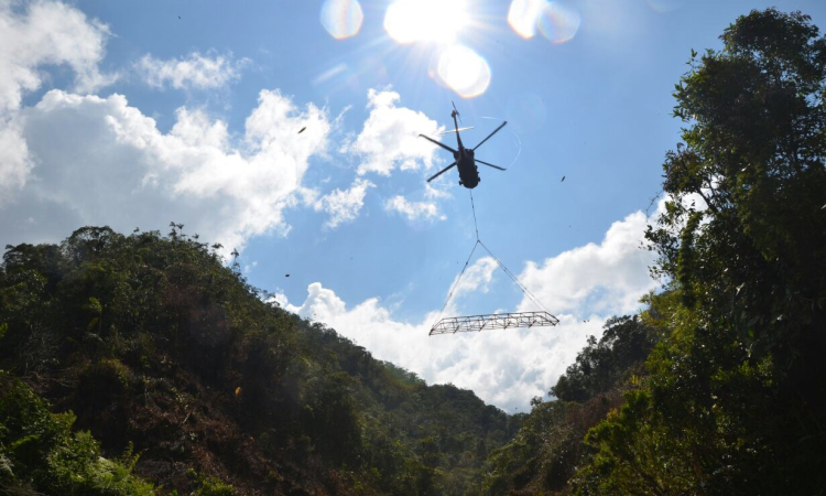 Profesionalismo y pericia de la Fuerza Aérea puestos en escena mediante el traslado de un puente