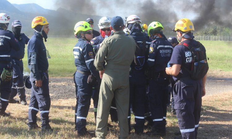 Fuerza Aérea capacitó a Bomberos Voluntarios del Tolima para guiar aeronaves