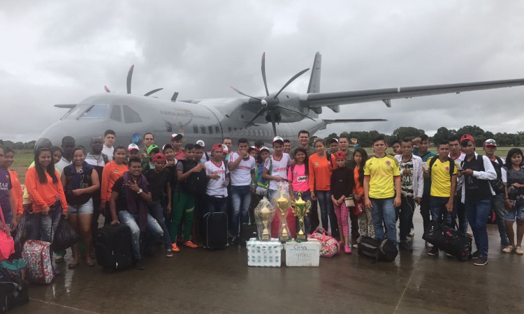 Fuerza Aérea transporta a jóvenes para participar en los juegos “Supérate”