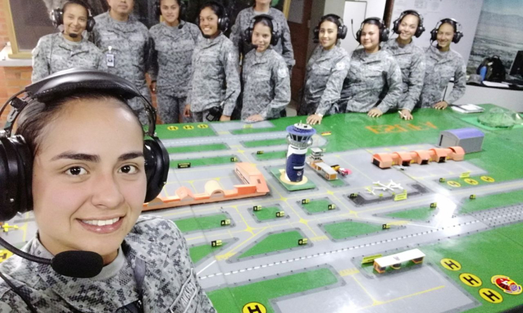 Mujeres de la ESUFA inician simulación en operaciones de control de tránsito aéreo