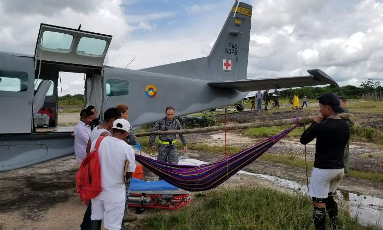 Fuerza Aérea Colombiana traslada a mujer indígena en embarazo de alto riesgo