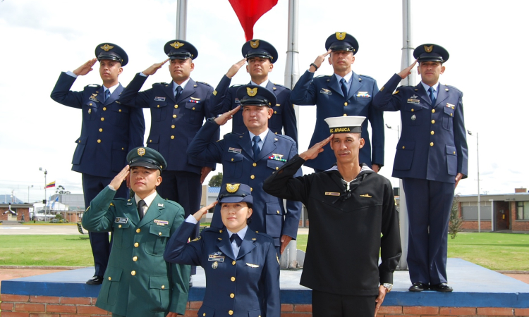 Fuerza Aérea Colombiana tiene nuevos instructores básicos militares