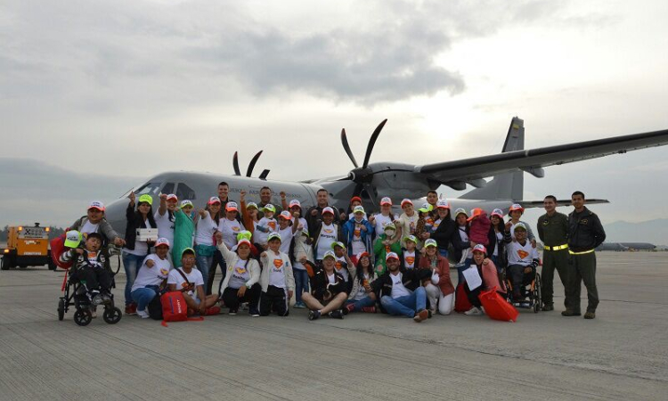 Avión C-295 transporta “Superhéroes” a Santa Marta para conocer el mar