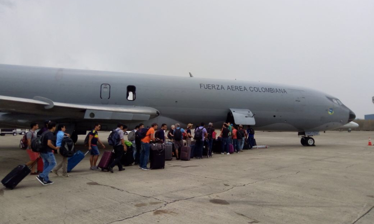 Fuerza Aérea Colombiana transporta colombianos afectados por el Huracán "María"