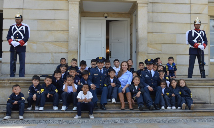 Niños de la Escuela Rural El Cerrito visitan el Palacio de Nariño con la Fuerza Aérea.