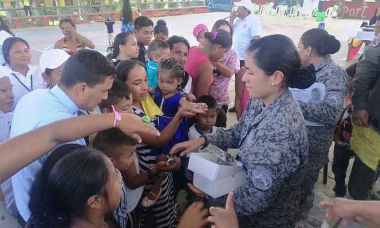 El Grupo Aéreo del Amazonas beneficia a 300 indígenas de Tarapacá, Amazonas