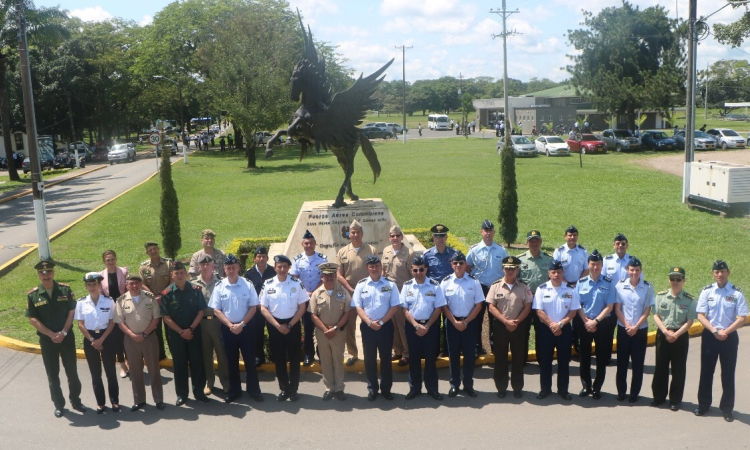 Agregados militares y adjuntos de defensa visitan base de la Fuerza Aérea