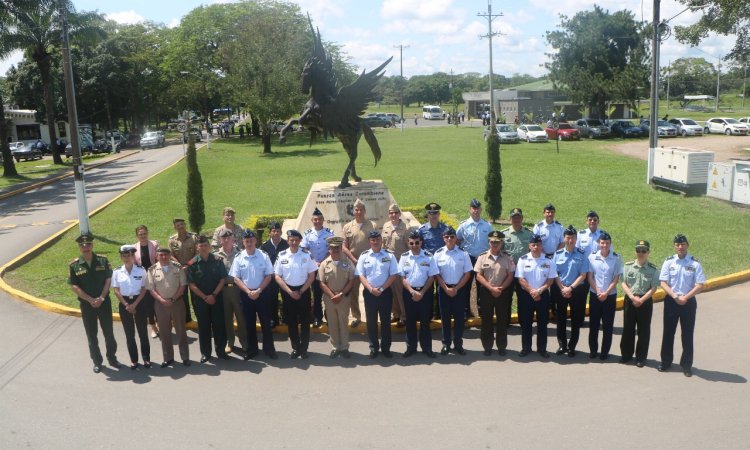 Visita estratégica de agregados militares y adjuntos de defensa 