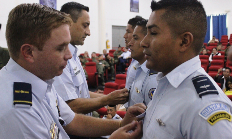 14 jóvenes oficiales latinoamericanos recibieron título de piloto básico de ala rotatoria