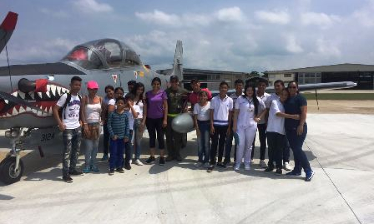 Niños y jóvenes de la Clínica Reina Sofia conocieron la misión de la Fuerza Aérea en el Atlántico 