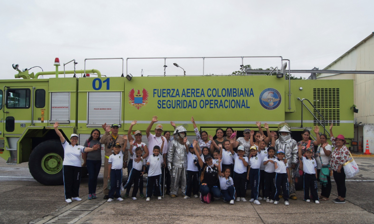 Niños de Puerto Boyacá conocen la misión de la Fuerza Aérea Colombiana desde la Base Aérea de Palanquero