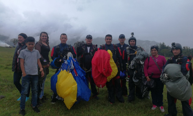 El Equipo de paracaidismo "Águila de Gules"conquista los cielos de Boyacá