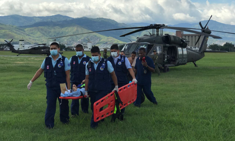 Fuerza Aérea Colombiana recibe a policías heridos en el Cauca