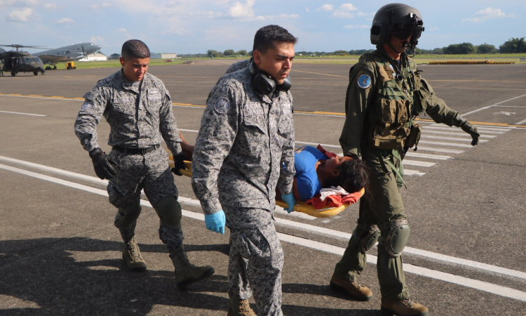 Fuerza Aérea evacuó mujer en embarazo de alto riesgo en el Meta