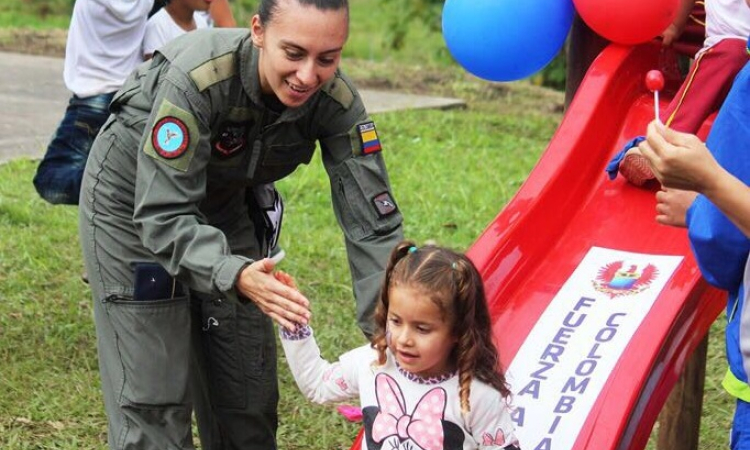 Niños campesinos de Icononzo estrenan parque gracias a la Fuerza Aérea Colombiana