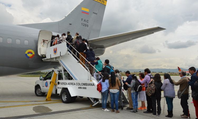 Personal invidente del INCI vuela en avión de la Fuerza Aérea hasta Rionegro