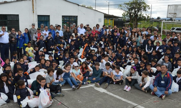 CATAM y el Liceo Francés celebraron la navidad anticipada con niños de la Escuela La Tebaida