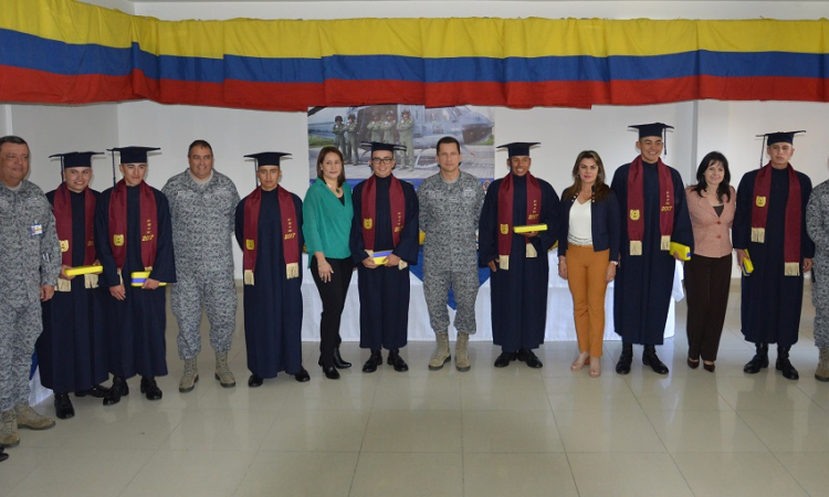 Soldados de aviación se licencian como auxiliares en Veterinaria  