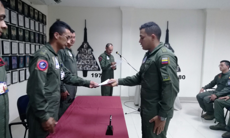 Oficiales del Comando Aéreo de Combate No. 1 realizaron Curso básico de controlador de armas