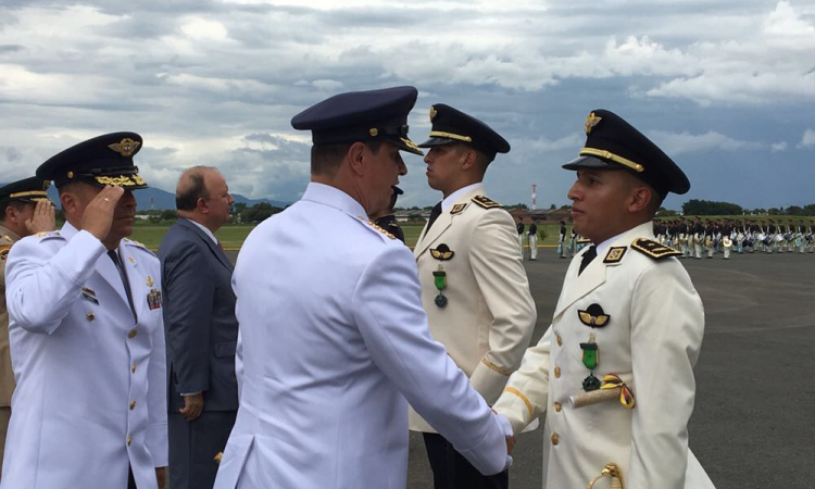 Comandante de la Fuerza Aérea acompaña significativa ceremonia de ascenso a Subtenientes 