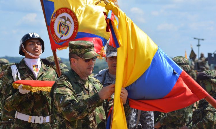 Bandera de Guerra del Componente Aéreo de la Fuerza de Tarea Conjunta OMEGA recibió condecoración militar 