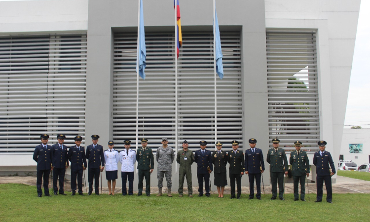 14 Oficiales latinoamericanos inician curso en el Helicóptero TH-67