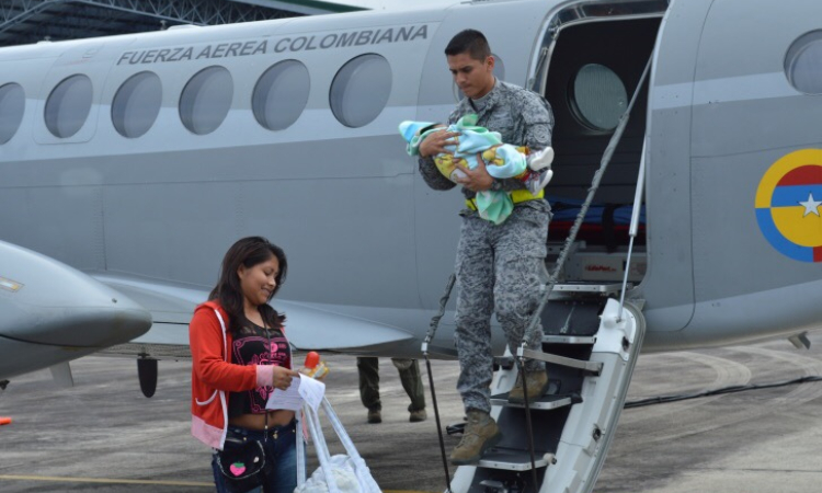 Fuerza Aérea Colombiana realiza misión humanitaria desde el Meta hasta Amazonas