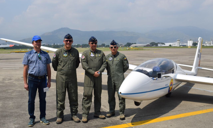 Alma Máter de la oficialidad aérea recibe planeadores 