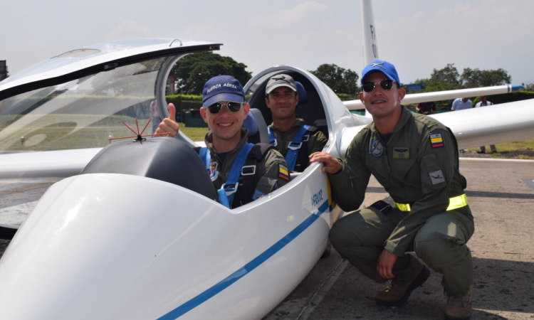 Fuerza Aérea Colombiana adquiere nuevos planeadores acrobáticos y simulador de vuelo