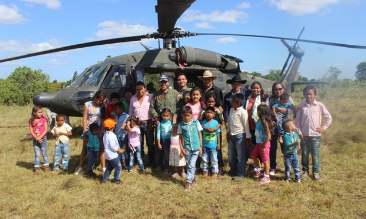 Fuerza Aérea Colombiana apoya comunidad en Vichada