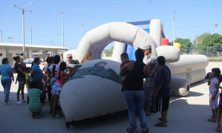 Comando Aéreo de Combate No.3 alegra la navidad de los niños de Malambo