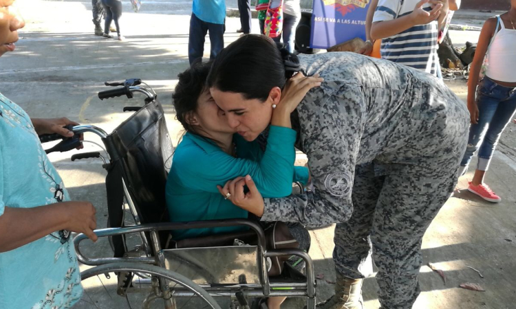 Niños y jóvenes con discapacidad reciben regalos de la Fuerza Aérea Colombiana