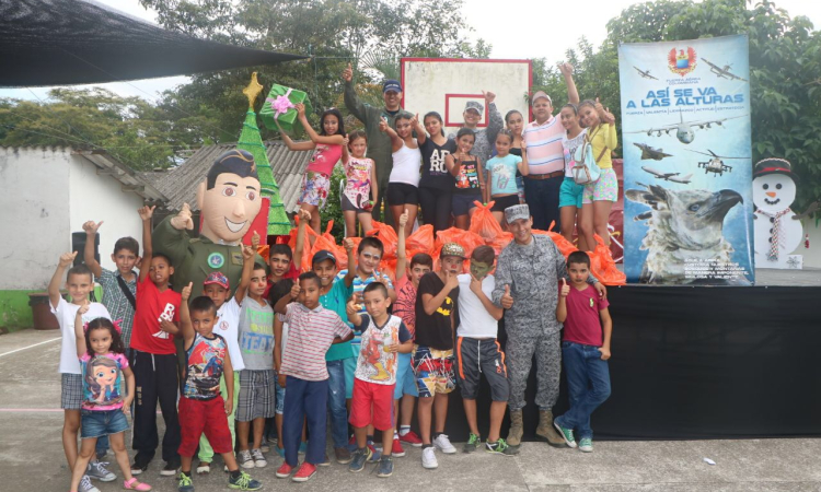 Fuerza Aérea adelantó la Navidad a niños de Villavicencio