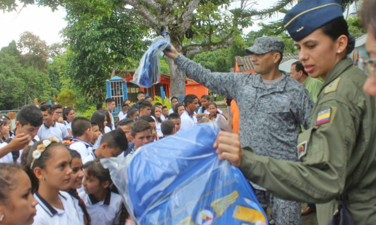 Fuerza Aérea Colombiana beneficia a 100 niños de Villarrica con kits escolares